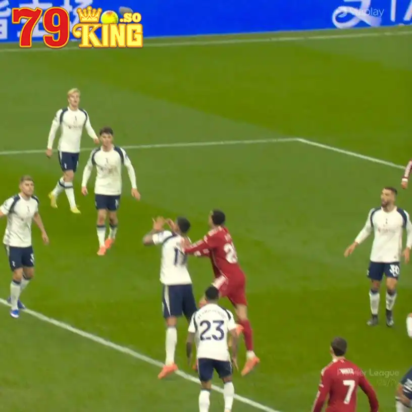 Pha bóng Ekitike đẩy Romero rõ ràng nhưng bàn thắng vẫn được công nhận cho Liverpool - Ảnh: @UtdBloke_